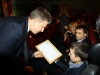Мэр спустился в зал, чтобы наградить обучающихся образовательного центра Ступени.  Автор фото: Владимир Иващенко.